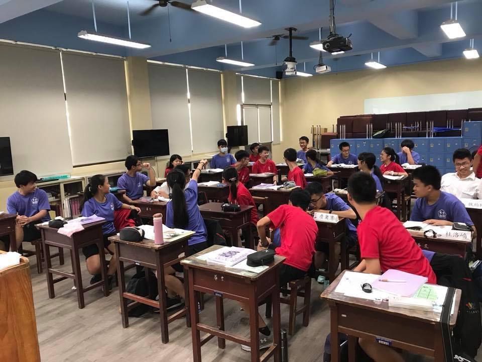 台中市立文華高中的同學好幸福，可以就學校規定紫紅兩色中選擇自己想穿的制服，不用在乎生理性別。（翻攝自臉書）